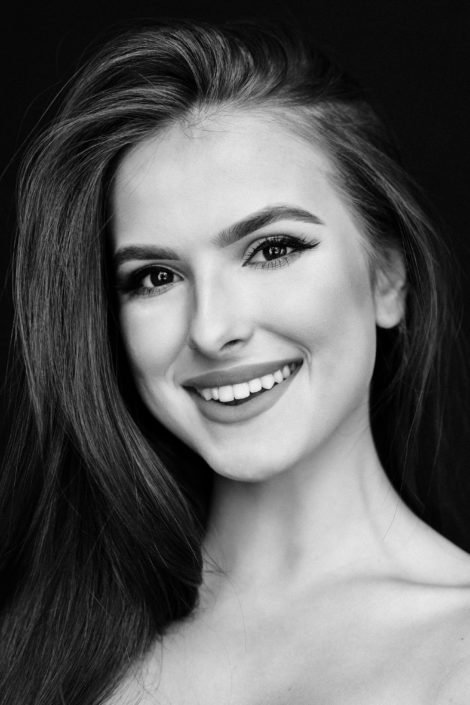 27 – Karolina Wojtiuk